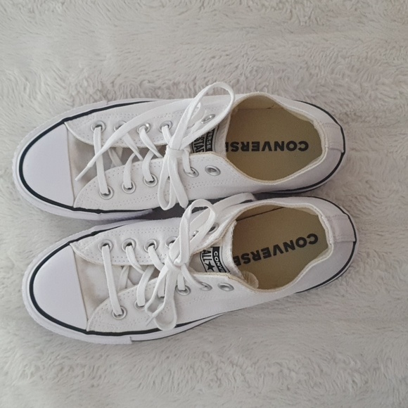 Women's Converse sneakers size 7 - Picture 1 of 7